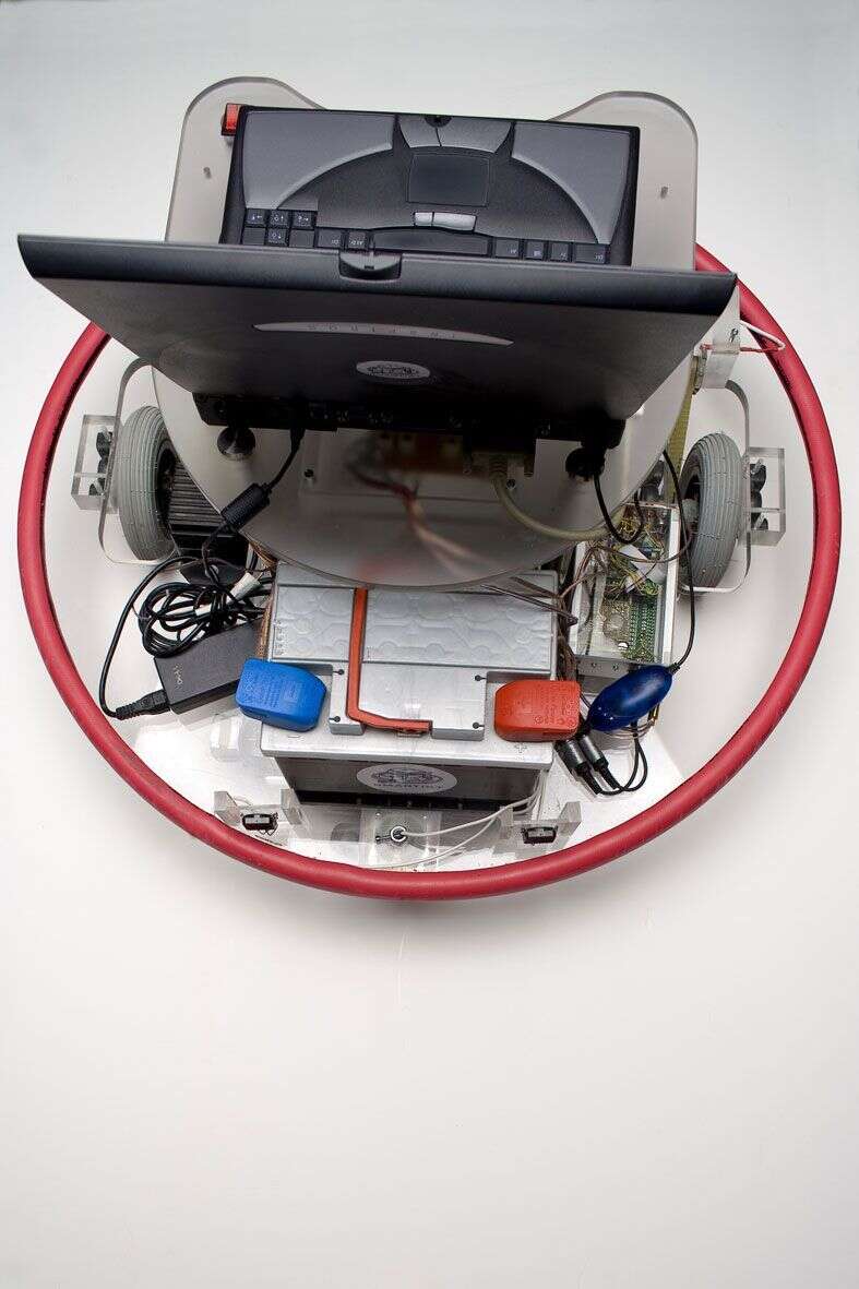 1 Nika Oblak Primoz Novak collaboration with Stefan Doepner Smartist mobile robot 90 x 90 x 44 cm 2006 photo D Švarc
