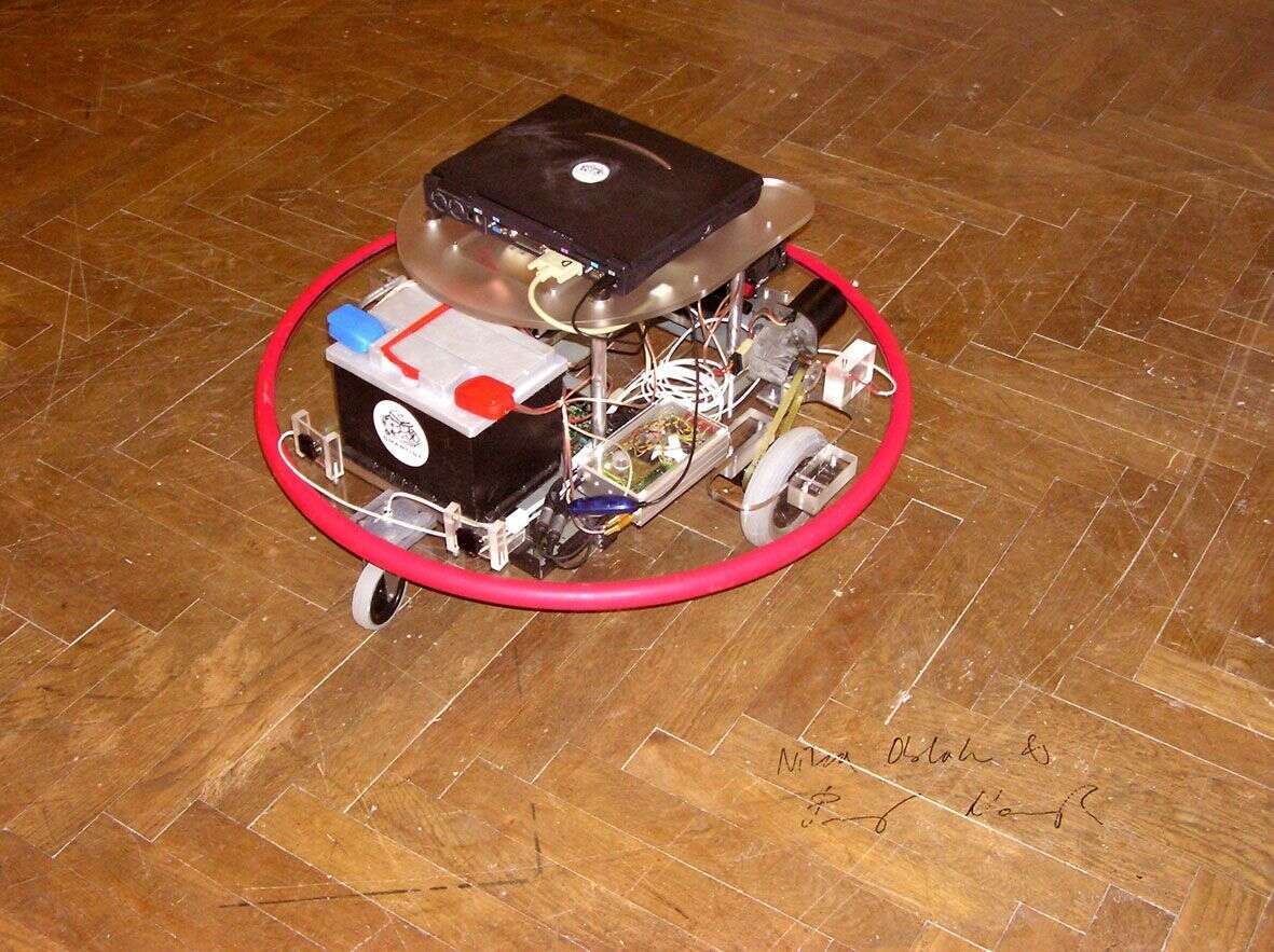 3 Nika Oblak Primoz Novak collaboration with Stefan Doepner Smartist mobile robot 90 x 90 x 44 cm 2006 3